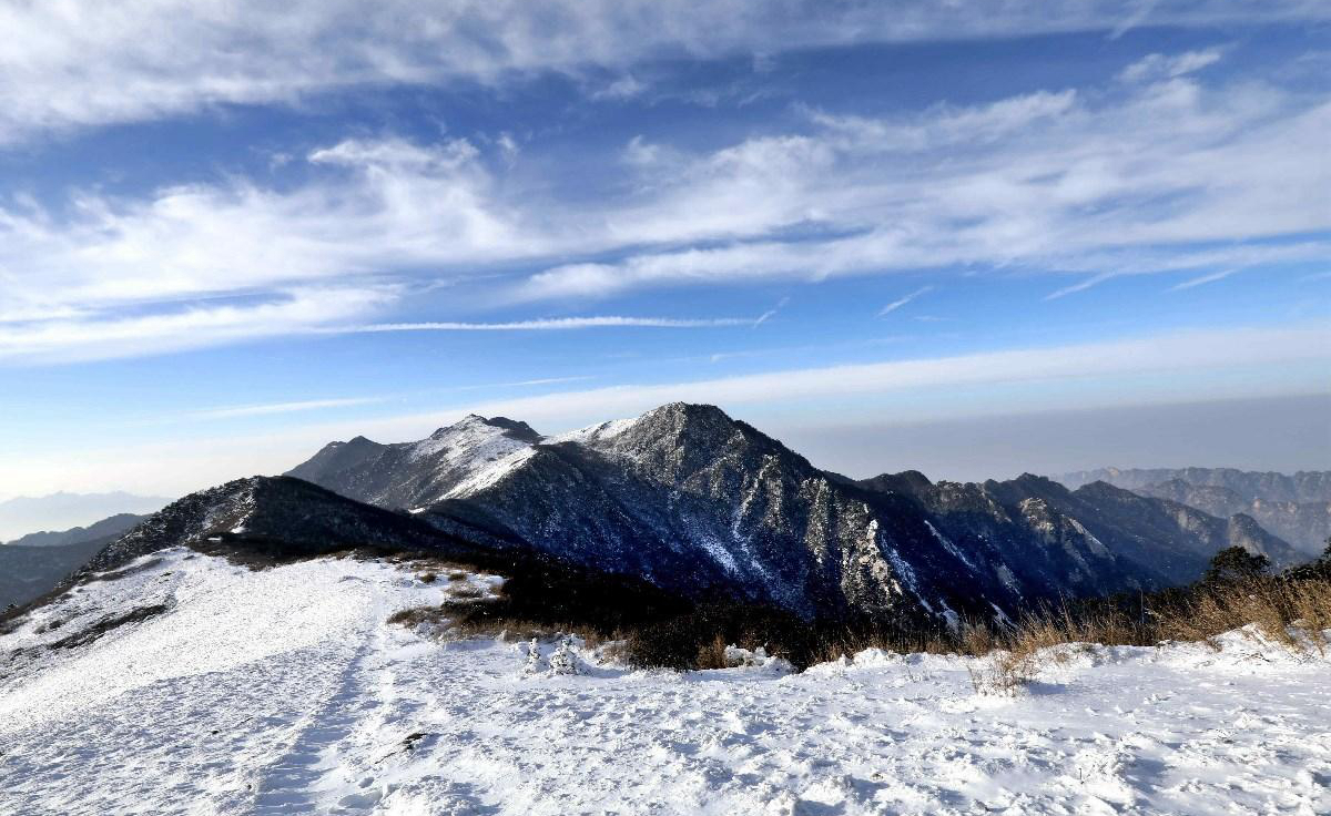 雪霽初晴時(shí)，積雪浮云端